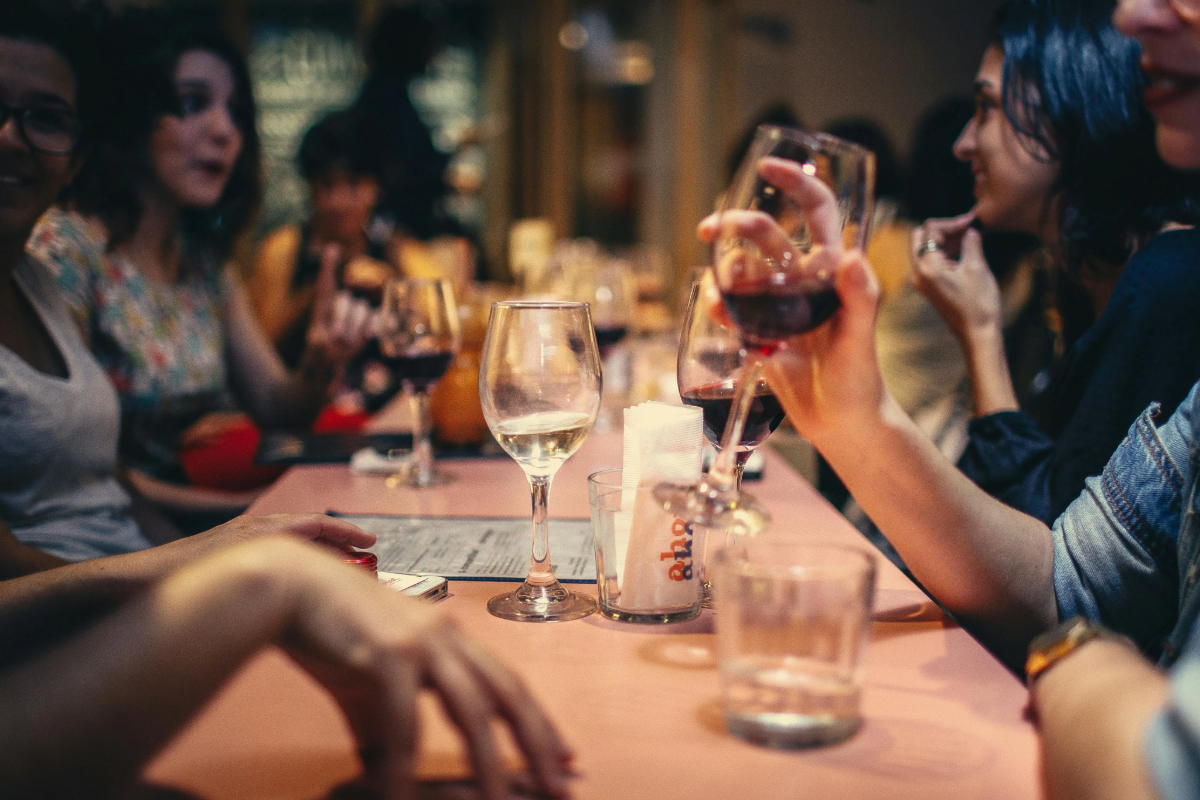 Menschen, welche mit Wein anstoßen